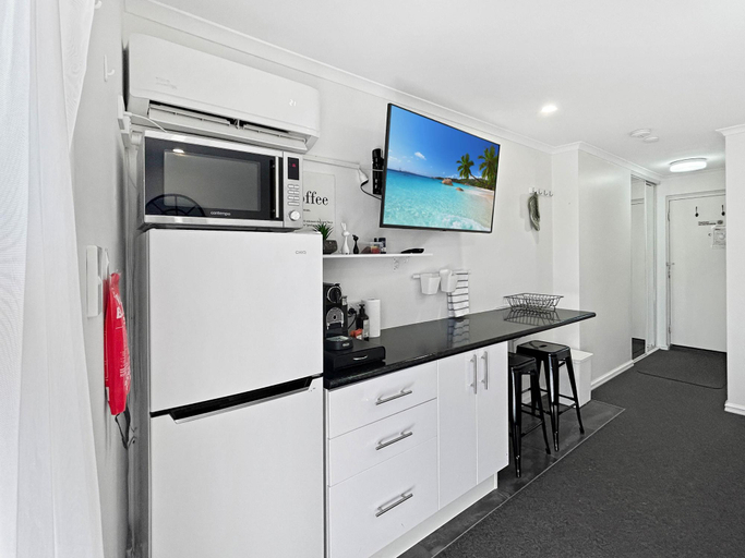 Kitchen, Charming Studio Apartment in Mandurah, Mandurah