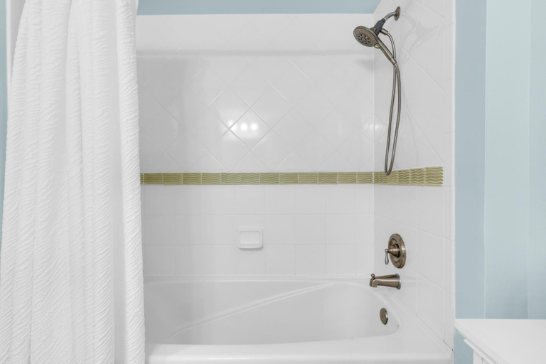 Bathroom 4, Pilot House 506, Walton
