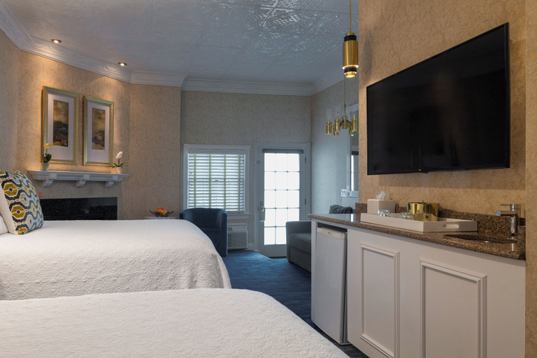 Bedroom 2, Chateau Inn and Suites, Monmouth