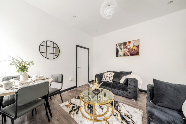 Living area, Sleepsupto6-citycentre-familyfriendly-freeparking, Stoke-on-Trent