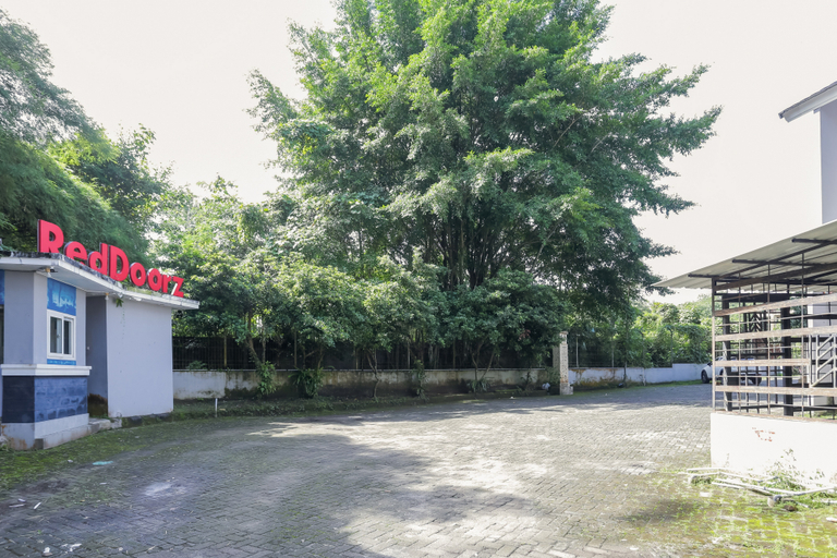 Exterior & Views 2, RedDoorz @ Jamin Ginting Medan, Medan