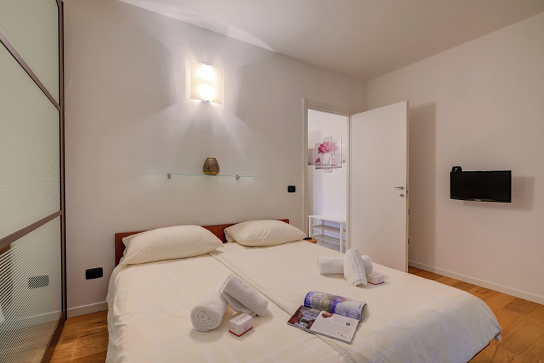 Bedroom 4, Lenni Apart. Swimming Pool and Lake + Wifi, Varese