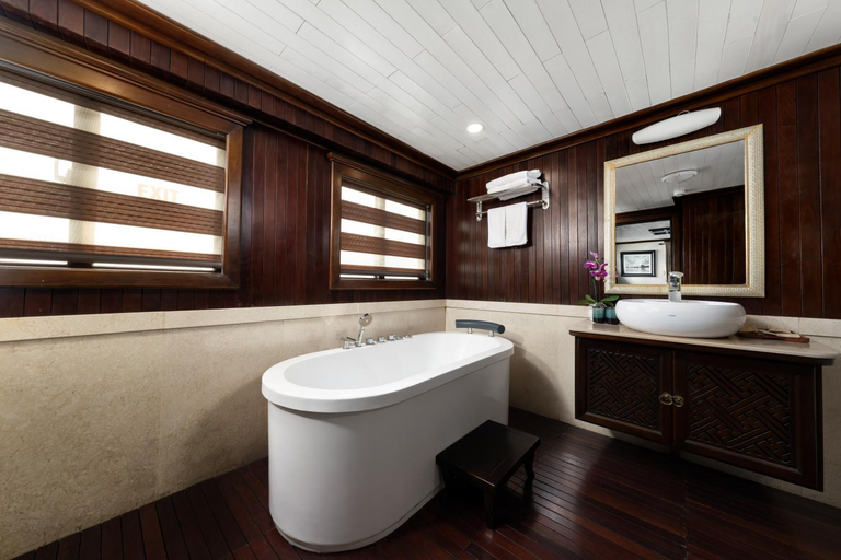 Bathroom 2, Garden Bay Legend Cruise, Hạ Long