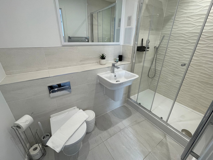 Room 2, Stylish Penthouse- Guests Favourite Just Amazing, London