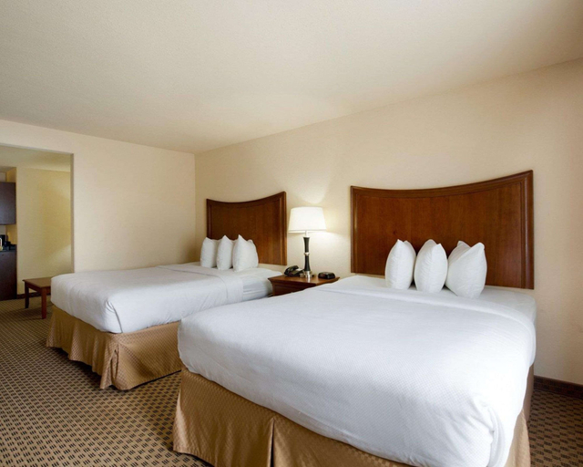 Bedroom 2, Quality Suites Huntsville Near University, Walker