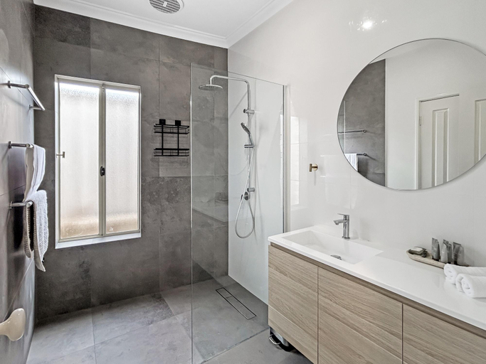 Bathroom, Bright 3-Bed House with Garage Parking, Perth