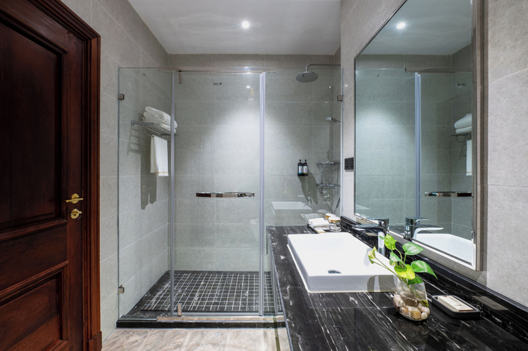 Bathroom 3, V V Hotel Battambang, Svay Pao