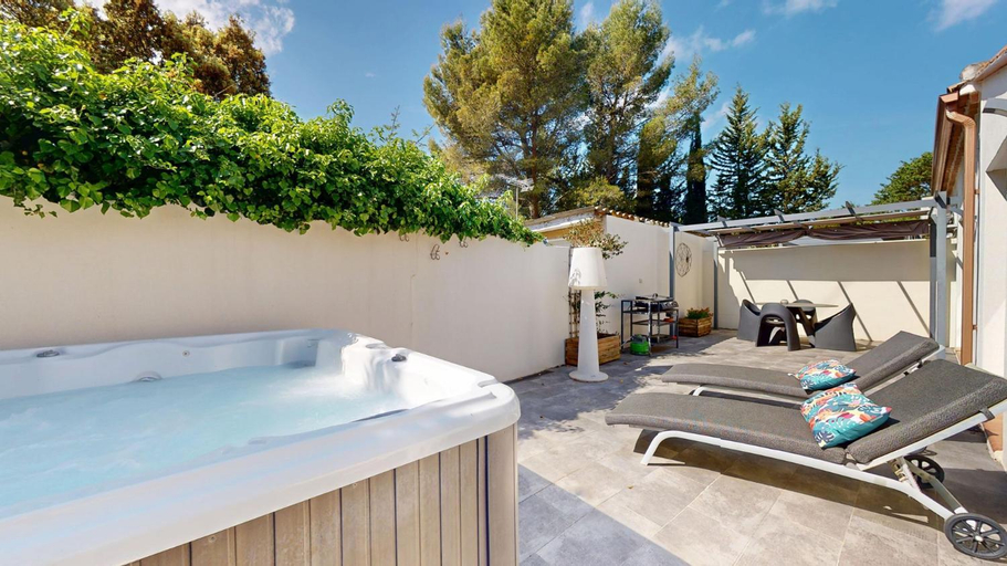 Sport & Beauty 2, Casa Dina, Gard