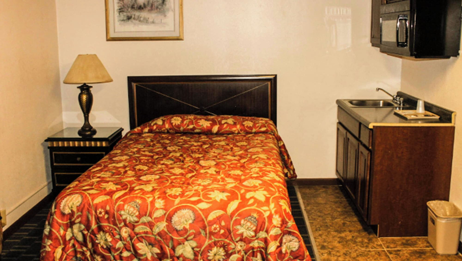Bedroom 2, Budget Host Golden Wheat Motel, Geary