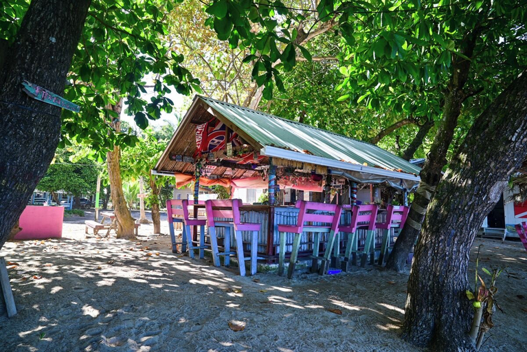 Outdoor dining 2, Blue Horizon Studios, Roatán