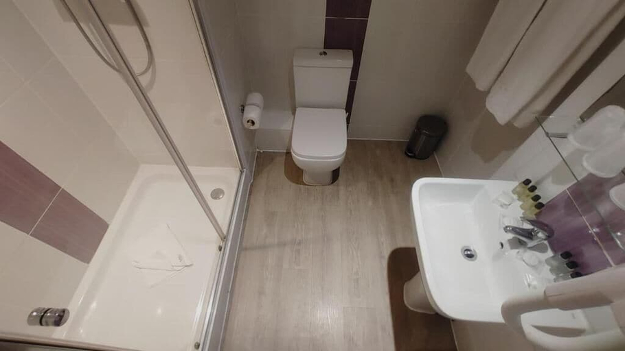 Bathroom 2, London Croydon Hotel, London