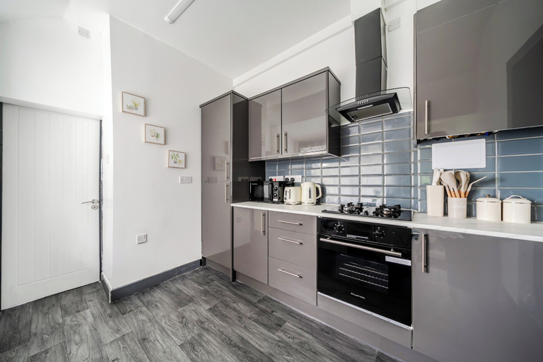 Private kitchen 2, Sleepsupto6-citycentre-familyfriendly-freeparking, Stoke-on-Trent