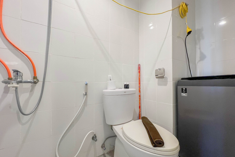 Bathroom 2, Compact Studio Apartment for 2 Pax at Sentraland Medan By Travelio, Medan