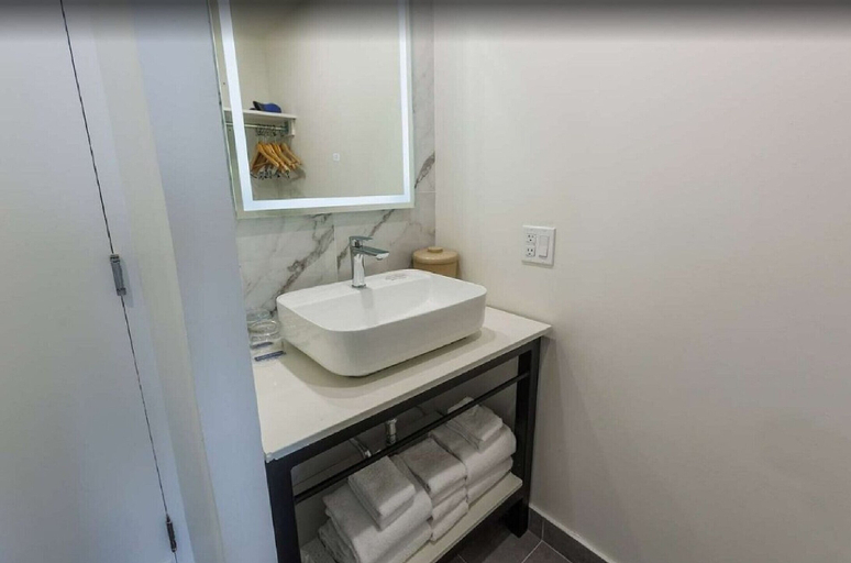 Bathroom 5, Travelodge by Wyndham Hotel & Convention Centre Quebec City, Communauté-Urbaine-de-Québec