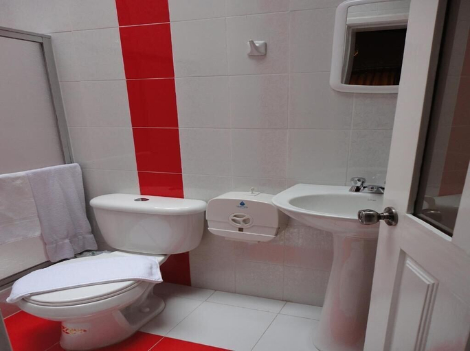 Bathroom 4, Hotel Rincon Escandinavo, Quito