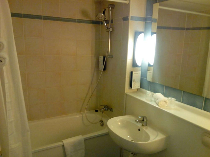 Bathroom 4, Campanile Marmande, Lot-et-Garonne