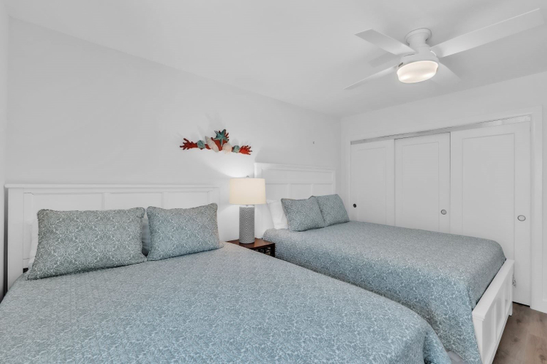 Room 5, Runaway Bay 276 2 Bedroom Home, Manatee