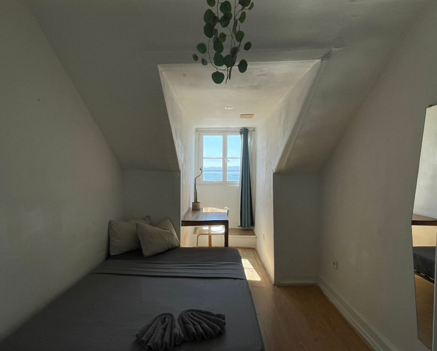 Others 5, Santos, Lisbon