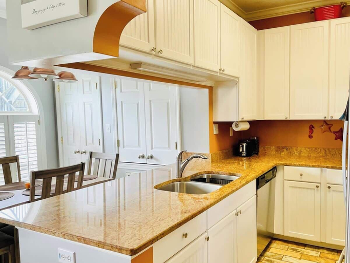 Private kitchen 2, 146 Beau Clair - Beachside Townhome With Pool in Long Beach, Harrison