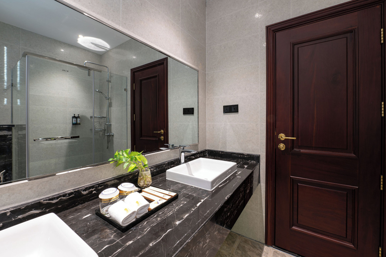 Bathroom 3, V V Hotel Battambang, Svay Pao