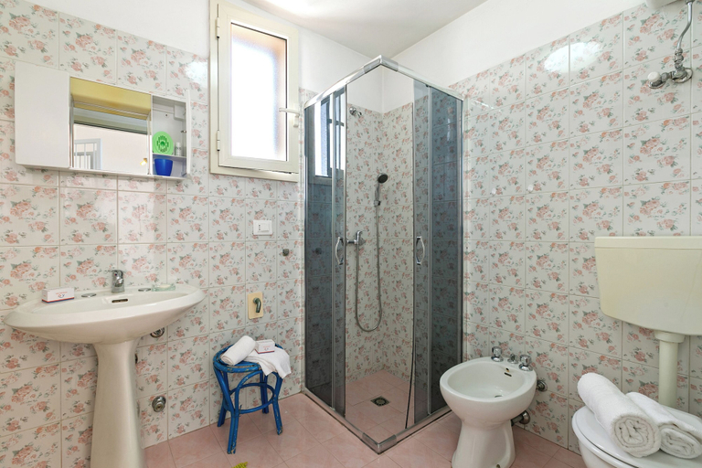 Bathroom 2, Villa Isidoro - Sea View and Garden, 50m to Beach, Lecce