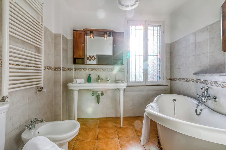 Bathroom 4, Bee Apartment: Luino Lakeside With Outdoor Dining, Varese