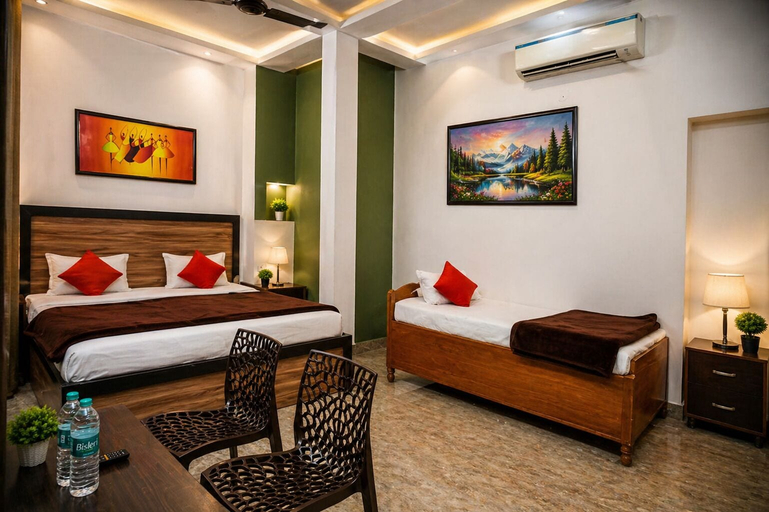 Room 4, Roomshala Surya Inn - Hazrat Nizamuddin, Delhi