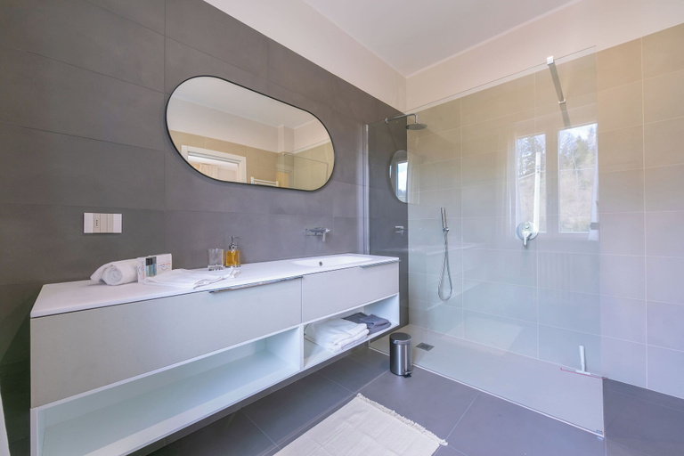 Bathroom 5, Villa Giulietta: Private Pool & Garden Near Lake Maggiore, Varese