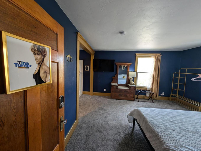 Bedroom 1, The Queen Hotel- Downtown Luxury, Door