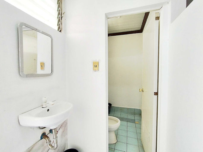 Bathroom 3, OYO 1214 Cherry Travellers Inn, San Jose