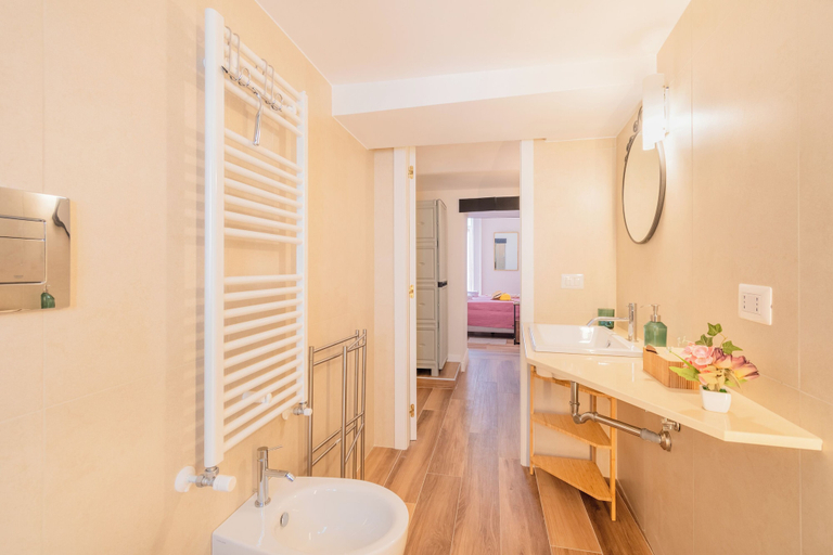 Bathroom 5, Miss Ren's Home, Napoli