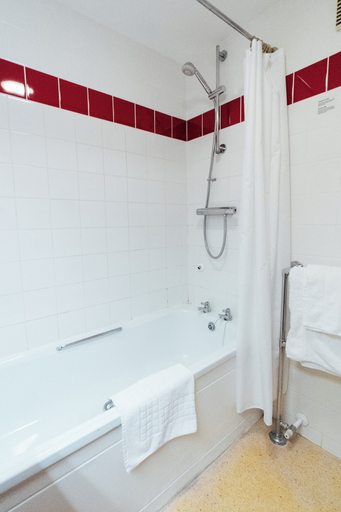 Bathroom 4, Corus St James Hotel Grimsby, Lincolnshire
