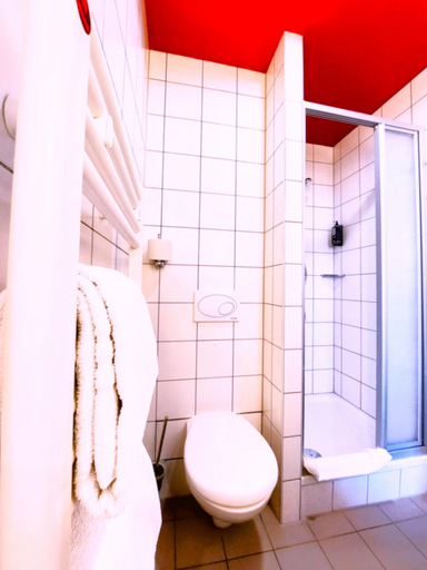 Bathroom 5, ibis Vienna Airport, Wien Umgebung