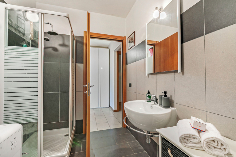 Bathroom 2, Blu Oltrelago: Leggiuno Lake Maggiore Apt w/ Shared Pool & Garden, Varese