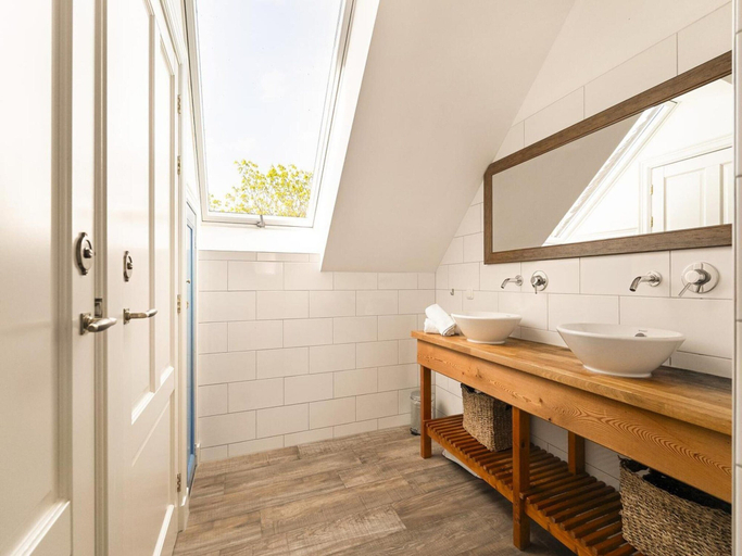 Bathroom 3, Balkenhoeve Farmhouse for 22 in Callantsoog, Schagen