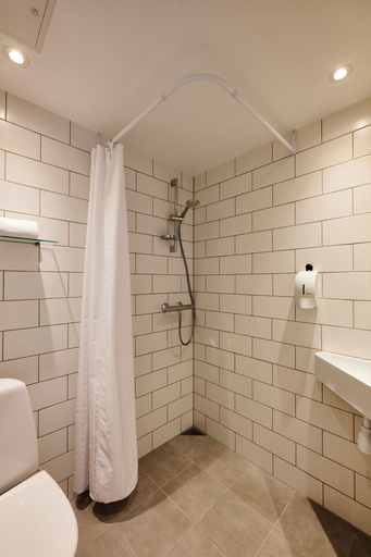 Bathroom 4, Copenhagen Go Hotel, Tårnby