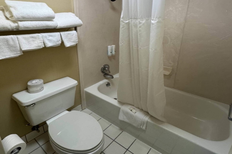 Bathroom 5, Quality Inn Franklin South, Simpson