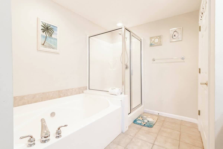 Bathroom 2, Blue Water Suite, Harrison