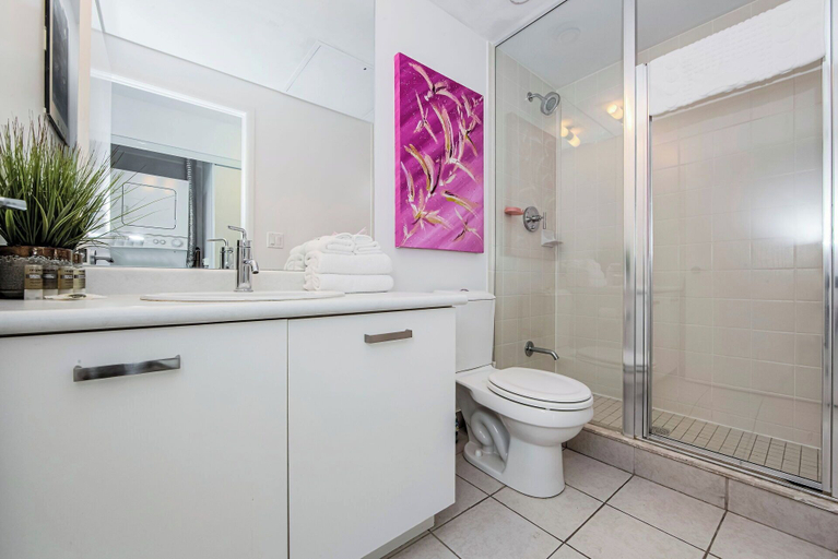 Bathroom, Commerce Suites and Stays, York