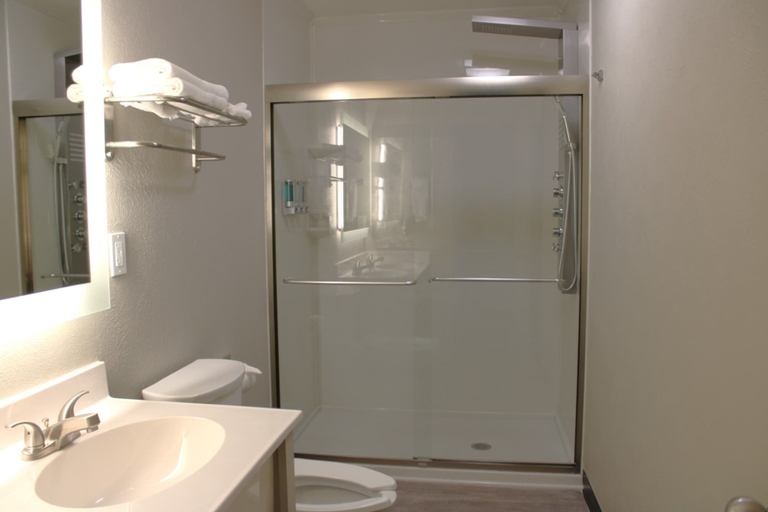 Bathroom 2, Boarders Inn & Suites by Cobblestone Hotels - Lamar, Barton