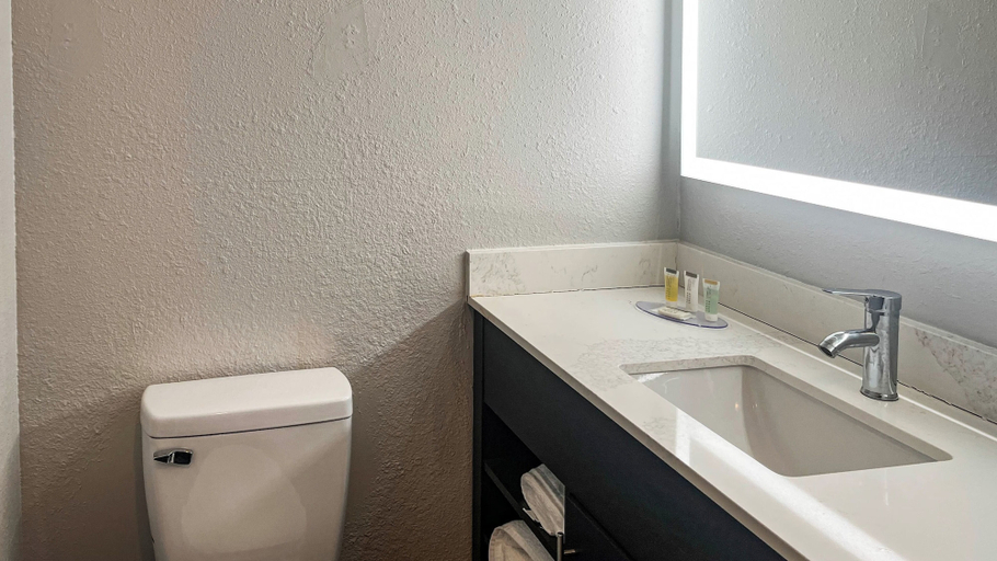Bathroom, Motel 6 – Chillicothe, MO, Livingston