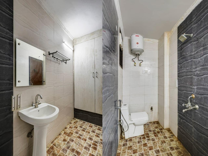 Bathroom 3, Roomshala Surya Inn - Hazrat Nizamuddin, Delhi