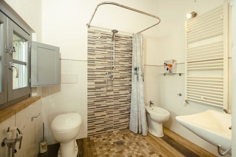 Bathroom 2, Fontesecca, Perugia