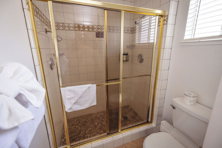 Bathroom 4, The Americana Village, El Dorado
