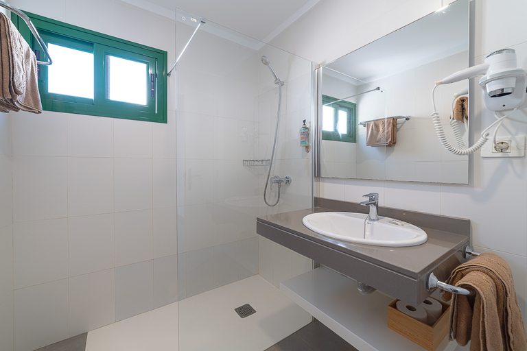 Bathroom 3, Elena Apartamentos, Las Palmas