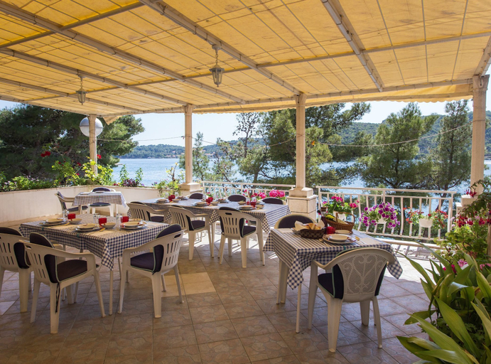 Food & Drinks 4, Villa Malfi, Pojezerje