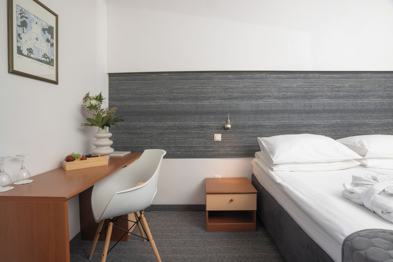Bedroom 3, Hotel Punta, Vodice