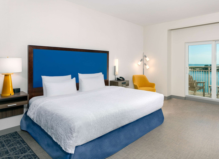 Bedroom 2, Hampton Inn & Suites Clearwater Beach, Pinellas