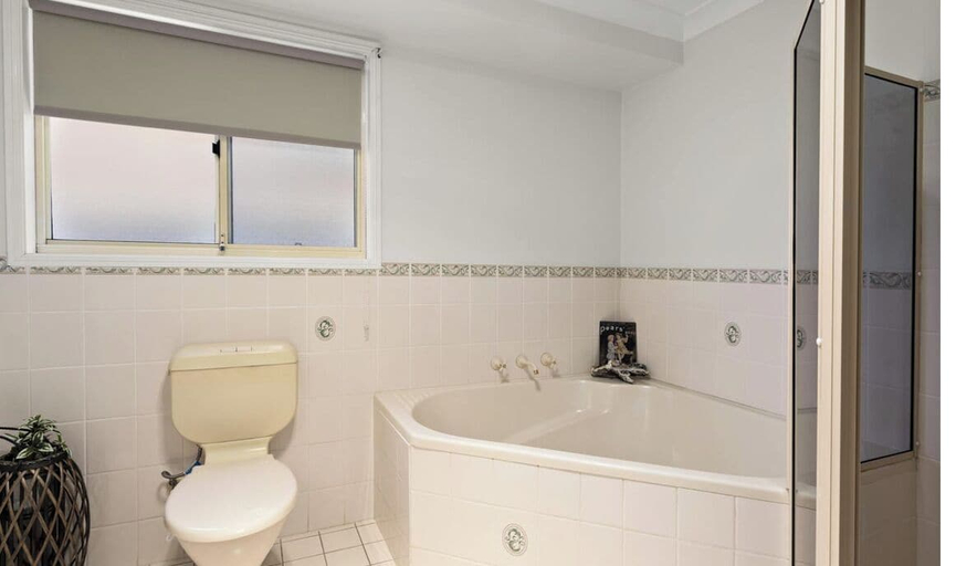 Bathroom 3, Modern 4BR Muswellbrook Stay, Muswellbrook