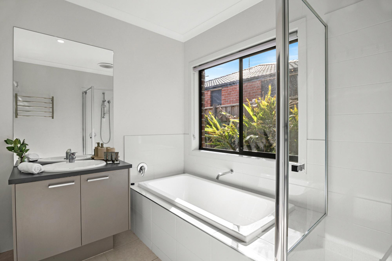 Bathroom 5, Garden Retreat 4-Bed House in Tarneit, Melbourne